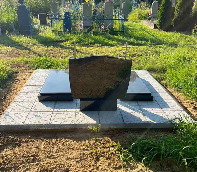 Памятник из чёрного гранита после установки